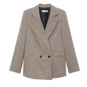 Blazer  - Kavaj fran Mango med sma rutor i brunt, vitt och svart, med svarta knappar fram och i ärmarna. Storlek M men lite oversized känsla. Axlarna är lite vadderade så den sitter väldigt bra. Använd ett fåtal gånger men ser ny ut.  Kan skicka fler bilder!
