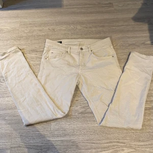 Vita J.lindeberg byxor  - Säljer dessa J.Lindeberg byxor för att jag får ingen användning av dom längre skick är jätte bra 8,5/10 köpte dom på jeans bolaget i Västerås storlek 32/32