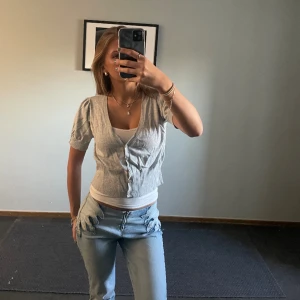 Grå kortärmad bolero - Bolero/kofta som är grå. Använd 2 gånger och inga defekter. Köpt second hand. Storlek s och jag brukar ha xs i kläder