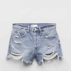 Jeansshorts  - Jättefina Zara shorts i gått skick då dem är helt nya 🤍🤍(säljer samma modell i mörkare blå också, kolla in!) 