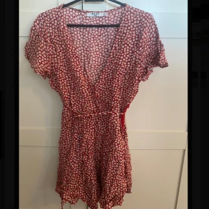 Söt Playsuit  - Använd vid fåtal tillfällen, dragkedja i sidan. Kan fås grattis i samband med köp av annat plagg