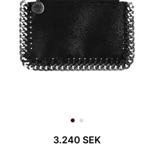 Jag säljer min svarta Stella McCartney plånbok, då jag fått en ny plånbok. Den är i perfekt skick och inga skador! 