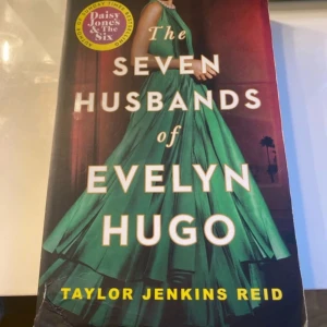 The seven husbands of Evelyn Hugo  - Pocket bok i engelsktext Boken är inte i toppskick.