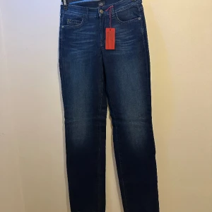 Blåa jeans  - Hej, säljer ett par helt nya oanvända jeans med tagg kvar, köpt hos Cambio. Säljer dessa för jag har bytt still och dessa byxor aldrig kom till användning