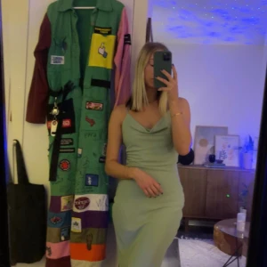 Balklänning/långklänning  -  Långklänning från asos. Helt ny, lappen är till o med kvar. Köpt för 859kr.  Storlek 34. Passar mig som ibland har 34 och ibland 36.