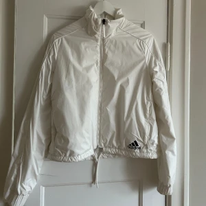 Vindjacka - Vit vindjacka från Adidas i storlek S, fint skick!🤍🌸