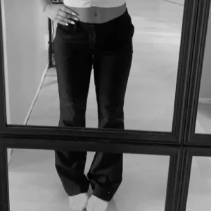 Lågmidjade kostymbyxor  - Jättesnygga lågmidjade kostymbyxor från bikbok i strl 34, säljer då de är lite tajta i midjan men sitter väldigt fint💕(lånad bild, skriv privat för egna bilder) 