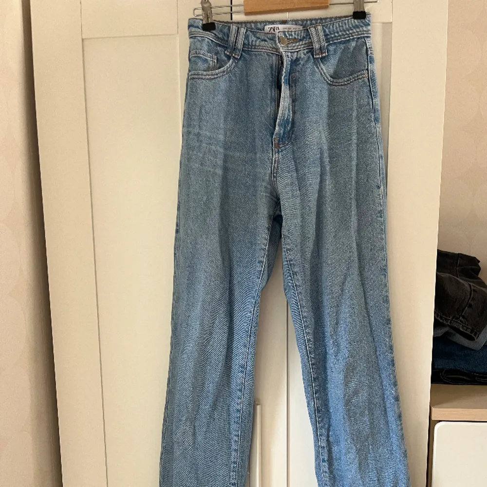 Jeans från Zara, använda men inga defekter, passar mig som är 169cm bra i benen☺️. Jeans & Byxor.
