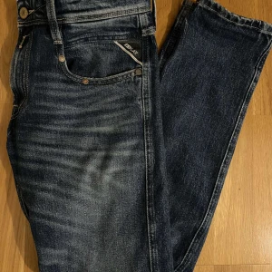 Replay Jeans anbass - Ett par riktigt snygga Replay jeans i modellen anbass i storlek W29 L30. | Nypris 1899 | Vårat pris endast 599 | Skick 9.5/10 nästintill nyskick. Hör av dig om du har frågor!🔔