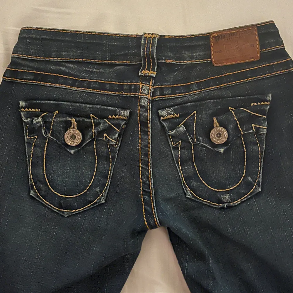 Snygga true religion jeans. Straight Lågmidjade , i storlek 26. Nästan aldrig använda, köptes på Plick. Skulle nog passa prefekt för någon som är 155-160cm lång. Då det lite för korta för mig som är 163💕 lite slitna längst ner, skriv för fler bilder!. Jeans & Byxor.