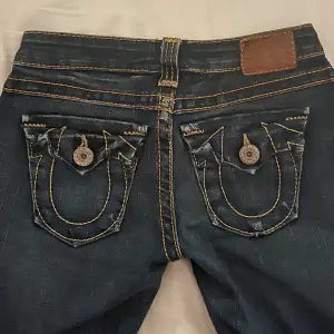Snygga true religion jeans. Straight Lågmidjade , i storlek 26. Nästan aldrig använda, köptes på Plick. Skulle nog passa prefekt för någon som är 155-160cm lång. Då det lite för korta för mig som är 163💕 lite slitna längst ner, skriv för fler bilder!