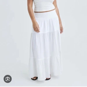 Långkjol från Bik bok! - Säljer denna Långkjol som är i nyskick! Den är i storlek S men den är väldigt stretchig så passar nog allt mellan xs-L! Helt slutsåld på hemsidan och tror inte den säljs längre! Nypris 499💕