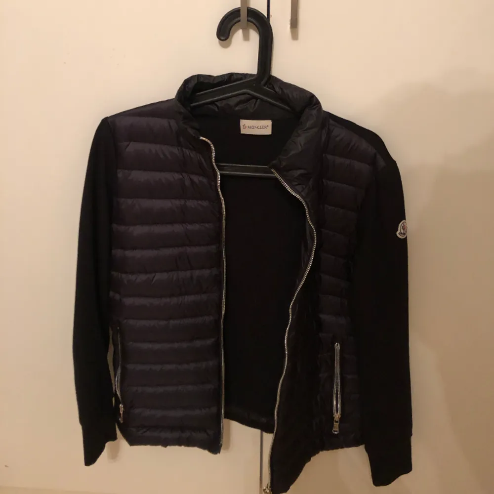 Tja! Säljer denna extremt sköna moncler cardigan jackan! Skicket är som ny, 10/10! Storlek S. Kvitto finns Och tillkommer vid köp! Skriv gärna vid fler frågor!. Jackor.