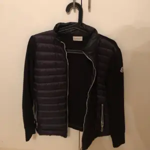 Tja! Säljer denna extremt sköna moncler cardigan jackan! Skicket är som ny, 10/10! Storlek S. Kvitto finns Och tillkommer vid köp! Skriv gärna vid fler frågor!