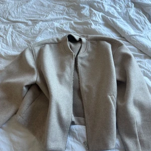 Beige bomber fleece  - Säljer denna as snygga ”bomber” jacka från zara som är ungefär i fleece. Aldrig använd och prislappen kvar.  389kr nypris storlek M