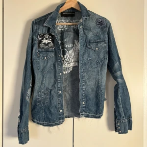 Jeans kofta - Säljer denna vintage jeans shortan från min mamma. Skulle säga att den passar Small. Några knappar saknas men inget som är svårfixat💋