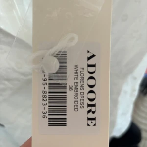 Adoore klänning (Ny) - Hej!! Säljer nu en fin adoore klänning, jag letar studentklänning och denna va inget som jag tyckte ja passade i. Helt ny utan att tagit bort prislappar! 🩷storlek 36/s men skulle även passa en med xs.