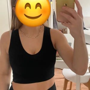 Svart topp - Säljer denna svarta topp ifrån newyorker. Croppad tight linne. Storlek S