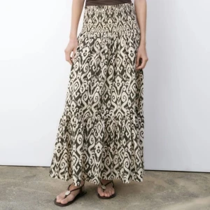 ZARA MAXI KJOL - Säljer min suuuper fina maxi kjol från zara. har inga defekter utan säljer pga att jag inte använder den!🩵