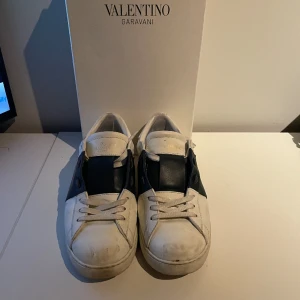 Valentino open - Säljer valentino opens mörkblåa | storlek 43 | skick 7/10 | box medföljer