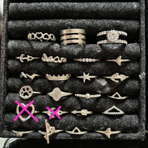 Ringar - 23 stycken silvriga ringar. Säljer gärna alla i ett paket men om du vill går det att köpa enstaka också. 50kr för alla eller 10kr per ring 🤍🤍 skriv privat om du vill att jag mäter någon så du vet storlek 🤍 frakt på 18kr tillkommer 🥰