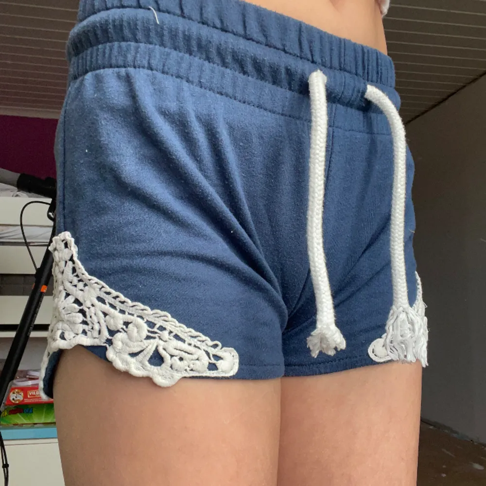 Fina shorts till sommaren till fina tjejer i storlek 122 - 128 💗frakten står köparen för 💗 (väldigt försmå för mig så därför sitter de så tajt). Shorts.
