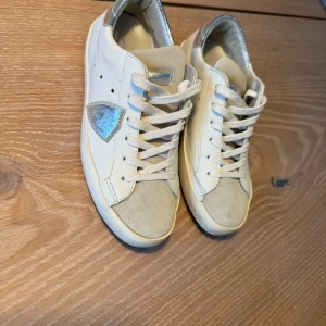 Philippe model - Tja, säljer nu dem här snygga Philippe model skorna i storlek 36, för frågor eller funderingar är det bara att höra av sig 