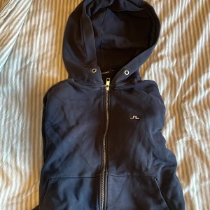 J.Lindberg zip hoodie - Zip hoodie från J.Lindberg i bra skick. Defekter är att det fattas snören. Annars i bra skick.