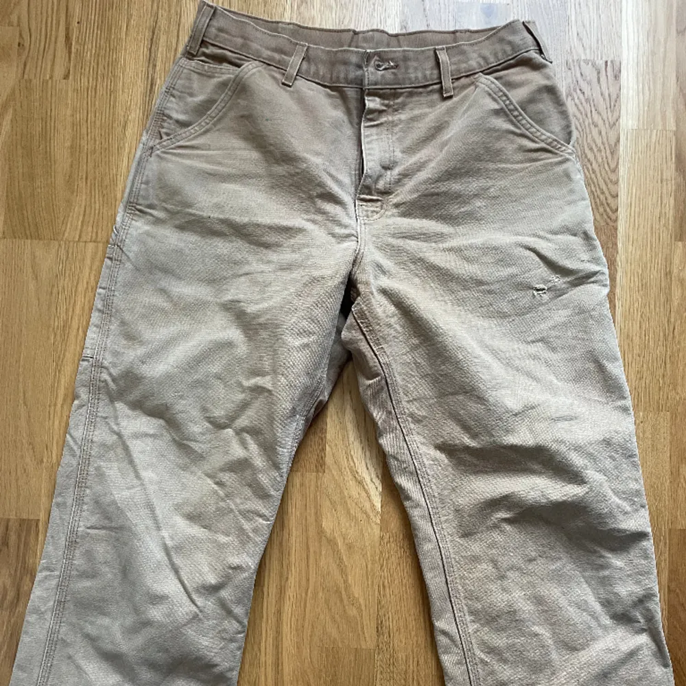 Baggy byxor som är väldigt bekväma, har använt dom ett par gånger men är som gott som nya. Kan diskutera pris med snabb handling. . Jeans & Byxor.