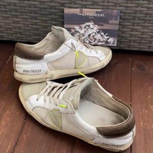 Philippe Model - Säljer mina snygga & trendiga philippe model skor. Okej skick förutom jack i sulan (syns på bild 2). Strl 42 passar 42,5. Endast skor och kort ingår. Hör av er vid minsta fundering! **priset är ej hugget i sten**