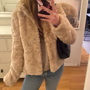 Pälsjacka - Så coooool och perfekt till våren😍Den har rosa silke i sig