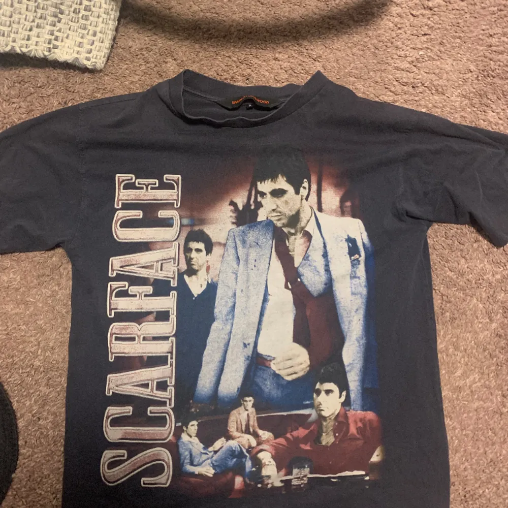 Marino Morwood Scarface T-shirt cond: 5/10 Strlk: L fits TTS pris: 400kr + frakt. T-shirts.