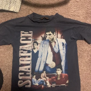 Marino Morwood Scarface T-shirt - Marino Morwood Scarface T-shirt cond: 5/10 Strlk: L fits TTS pris: 400kr + frakt