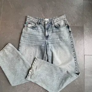 Superfina baggie jeans med medelhög midja från Gina tricot, i storlek 40. Använda bara en gång så de är i nyskick!☺️ 