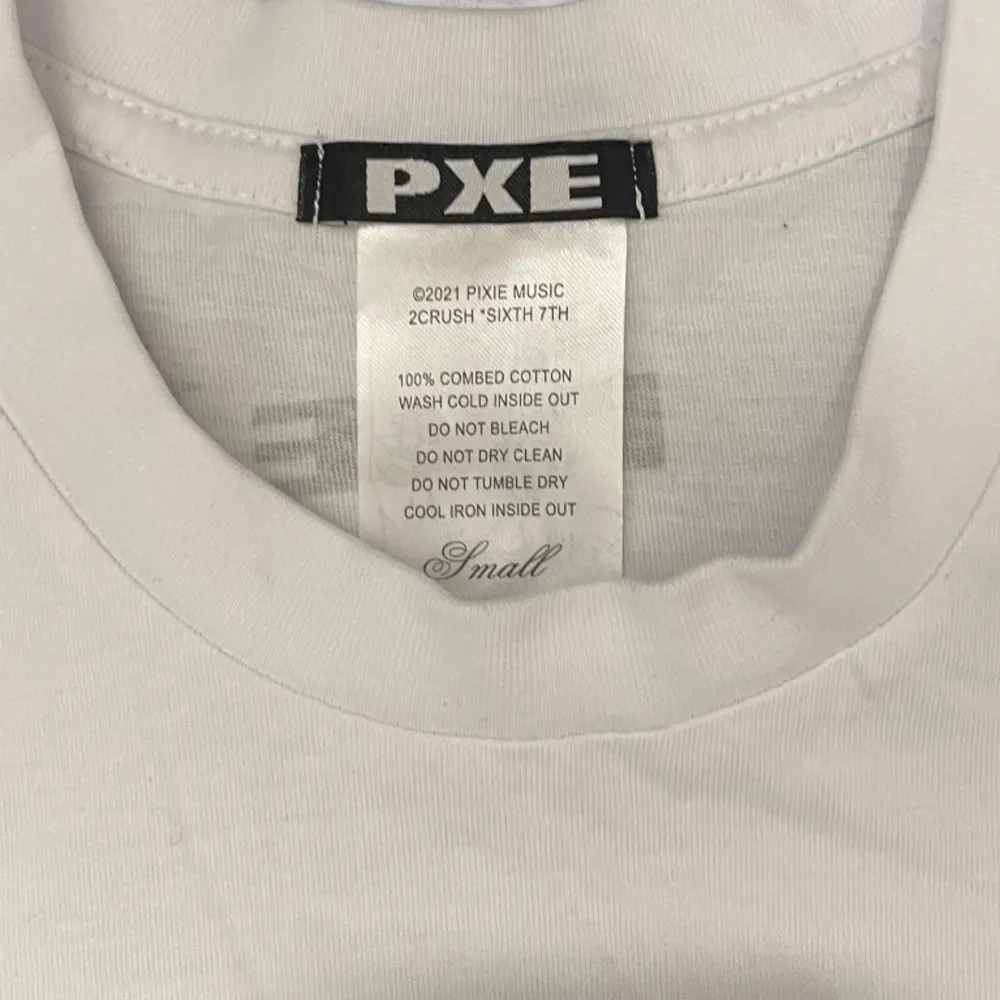 Ecco2k PXE merch strlk s köpte fel storlek så helt oanvänd 47cm bredd  kostar 500+frakt ny. T-shirts.