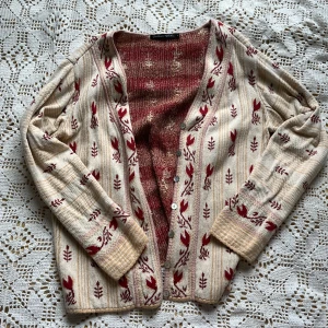 Gudrun sjödén kofta - En jättefin kofta med vackra mönster och mjuka färger🌱🌸 Står L som storlek men uppskattar den till M. Orginalpris~900kr