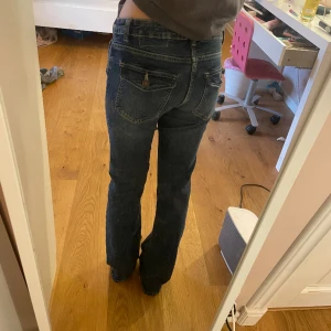 Lågmidjade jeans  - Jätte fina jeans med fina fickor som inte kommer till någon användning 