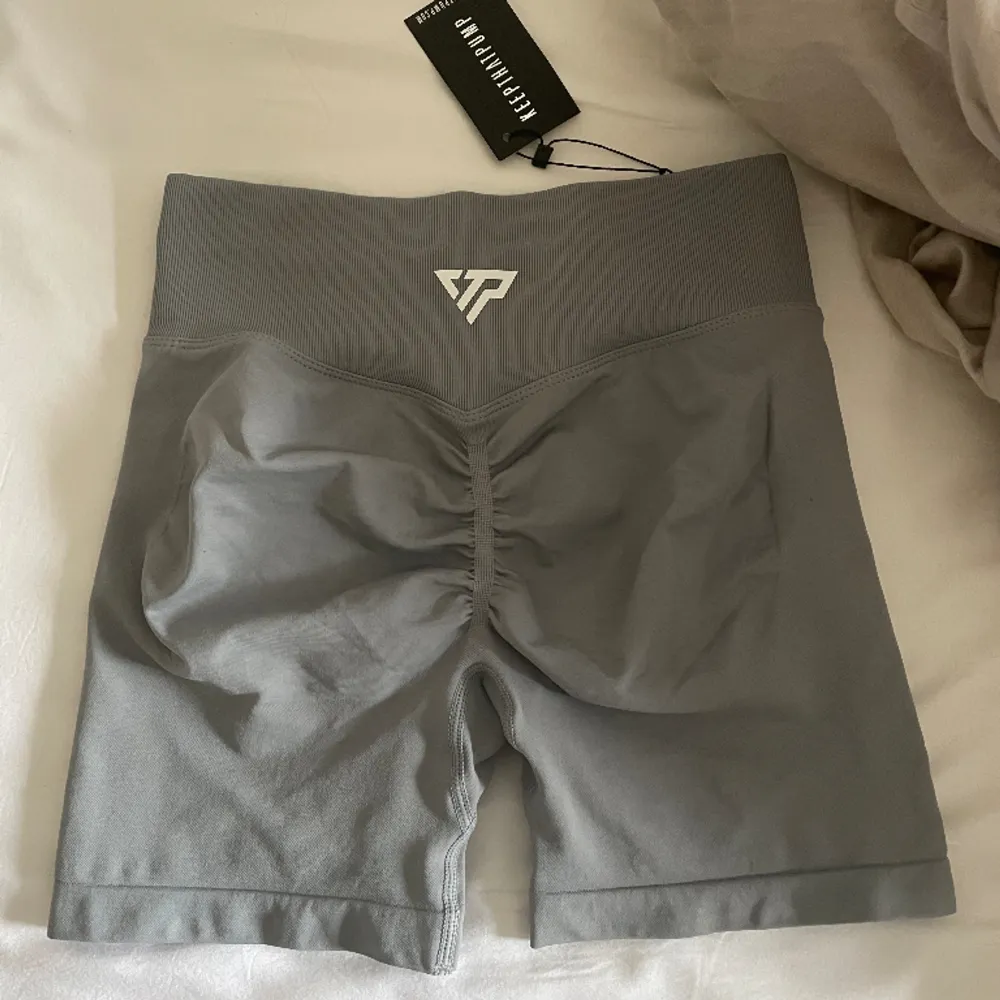 Säljer dessa helt nya shorts från keepthatpump (från Australien) med sjukt bra passform + scrunch😋. Shorts.