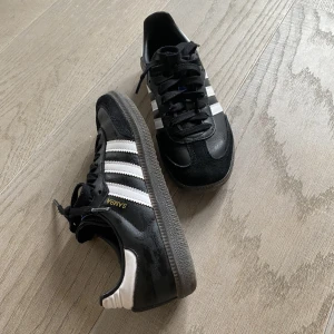 Adidas samba - Perfekt i skick köpta nu i februari. Via adidad hemsida för 1300kr 