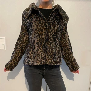 Leopard Jacka - Spana även in våra andra plagg och spara på fraktkostnader. Alla plagg är självklart tvättade och fräscha! Alla produkter kan skickas eller hämtas i Stockholm.   Vid ytterligare frågor tveka ej att skriva!