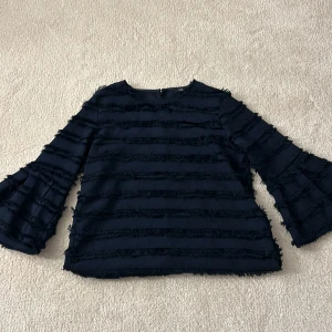 Trekvartsärm tröka - Jättefin marinblå blus med utsvängda armar!!💕