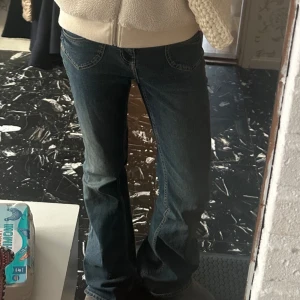 Blå jeans - Säljer dessa skitsnygga jeans, jättefin färg och coola detaljer. 🩵 jättelånga i benen