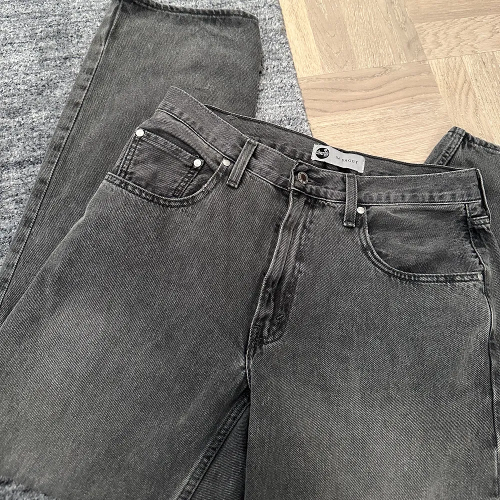 Helt nya och oanvända Levis silvertab jeans i ’94 baggy som är gråa. Passar inte mig så säljer🌷köptes på junkyards hemsida för 919 kr. De är på rea för 611 just nu, men slut i denna storlek så säljer dem för 350 kr💫. Jeans & Byxor.