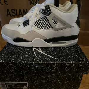 Jordan 4 military black  - Använda 3-4 gånger, tvättade så ser bra ut, kvitto finns, köpta från Soleplus för 5999
