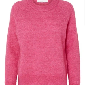 Stickad tröja - Rosa stickad tröja från Selected femme. Tröjan är i nyskick endast använd 2 ggr. Nypris 599