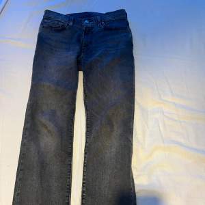 Säljer dessa mörk grå jeans från Levi,s i modellen 514/straight. Ett okej skick, tvättas innan! Pris kan diskuteras. 