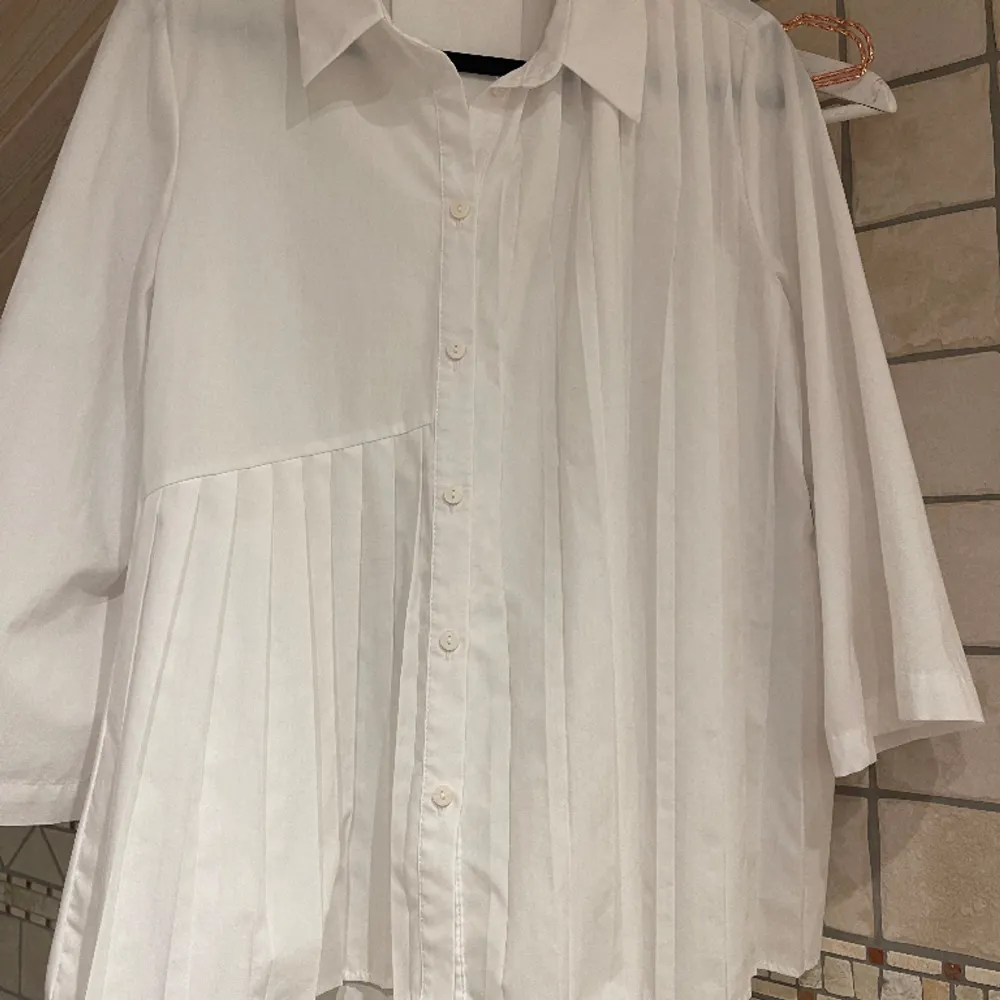 Säljer denna skjorta från zara i storlek s. Köpt för 559kr, endast testad. . Skjortor.