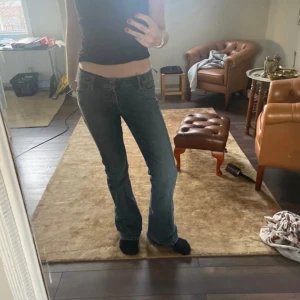 Låga jeans  - Skit snygga, sönder vid sidan! 