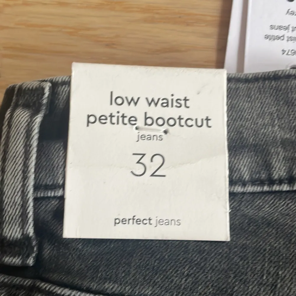 Helt nya jeans med lappar kvar från gina i storlek 32 petit, ordinarie pris 499kr, ❤️. Jeans & Byxor.
