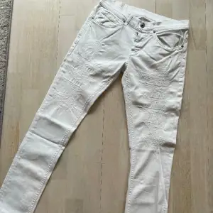 Säljer dessa as fräcka dondup jeans i nyskick! Storlek: 31! Modellen heter George & jeansen är köpta på United Fashion! Nypris: 4200kr
